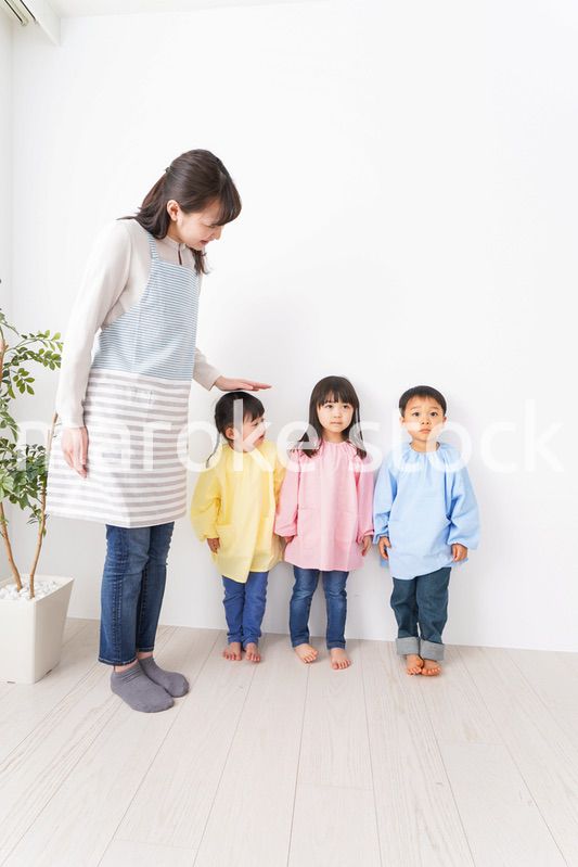 背比べをする子どもたち