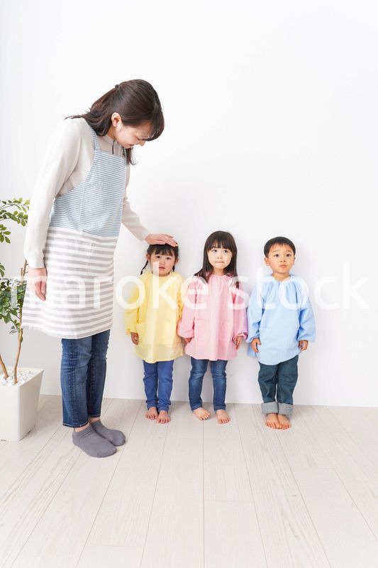 背比べをする子どもたち