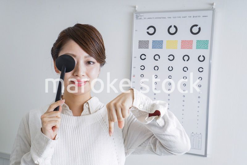 視力検査をする女性
