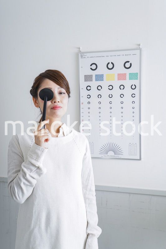 視力検査をする女性
