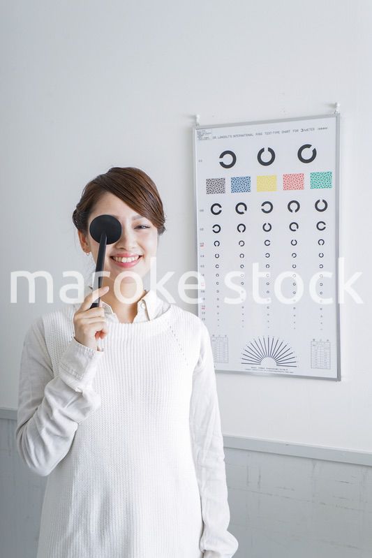 視力検査をする女性