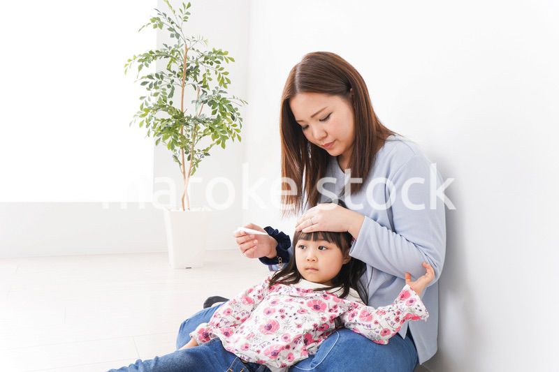 熱を測る子どもとお母さん