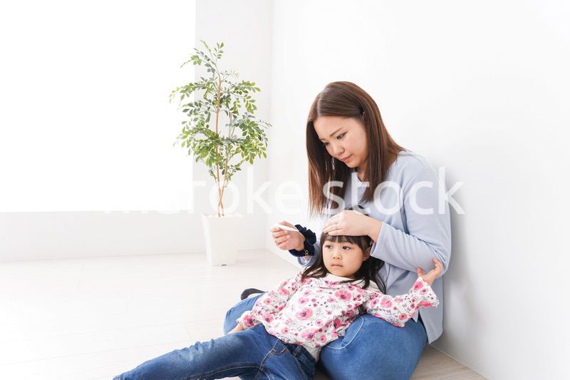 熱を測る子どもとお母さん