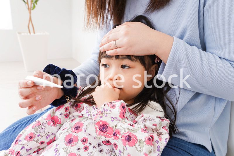 熱を測る子どもとお母さん