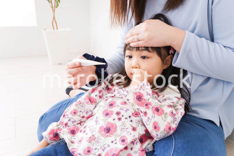 熱を測る子どもとお母さん