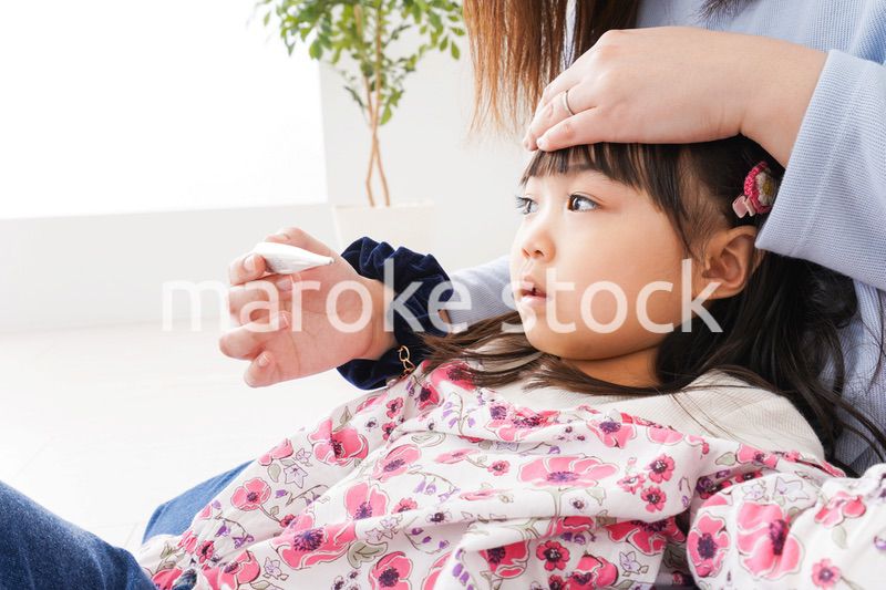 熱を測る子どもとお母さん