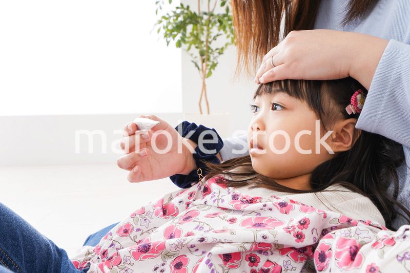 熱を測る子どもとお母さん