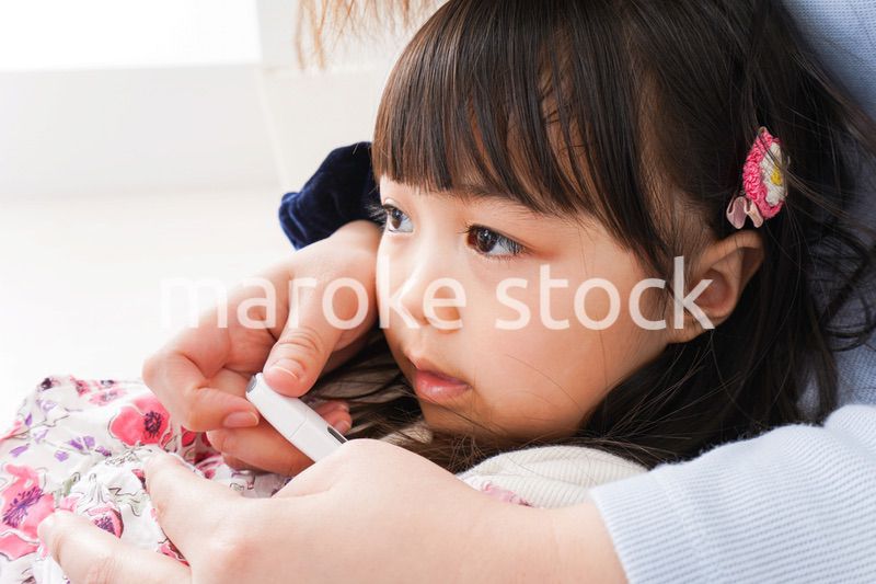 熱を測る子どもとお母さん