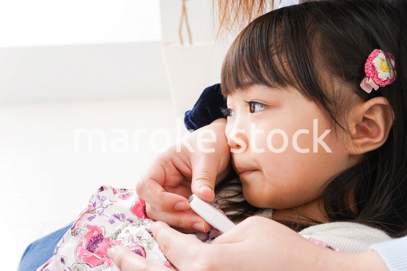 熱を測る子どもとお母さん