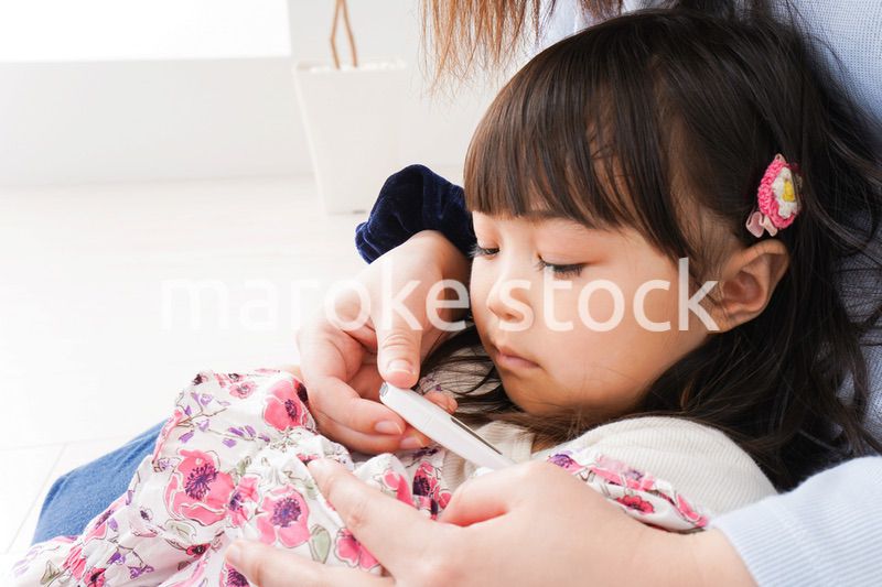 熱を測る子どもとお母さん