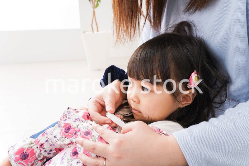 熱を測る子どもとお母さん