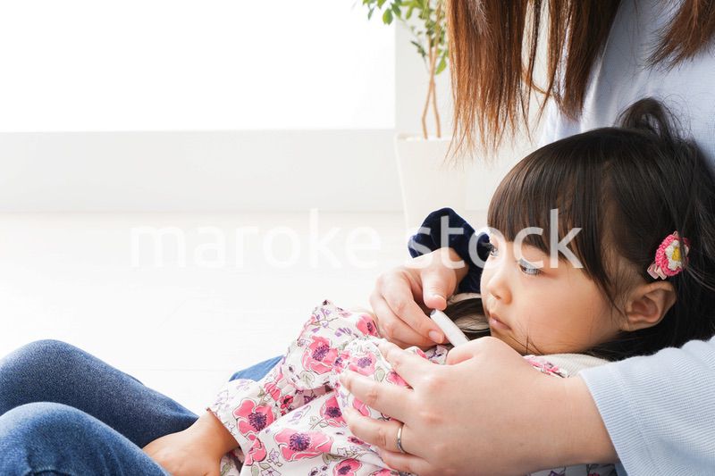 熱を測る子どもとお母さん
