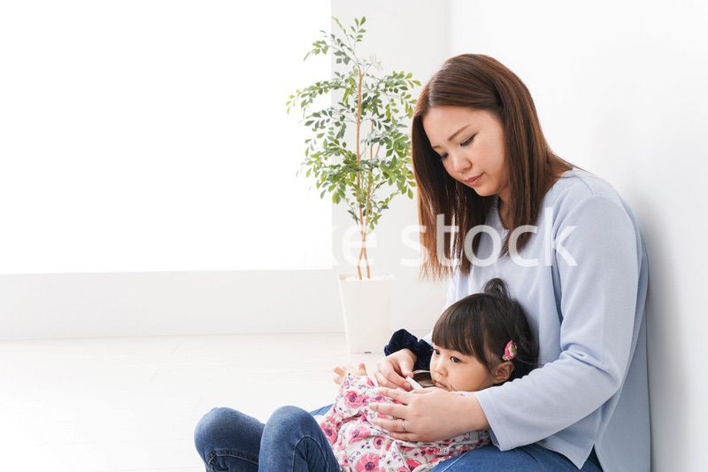 熱を測る子どもとお母さん