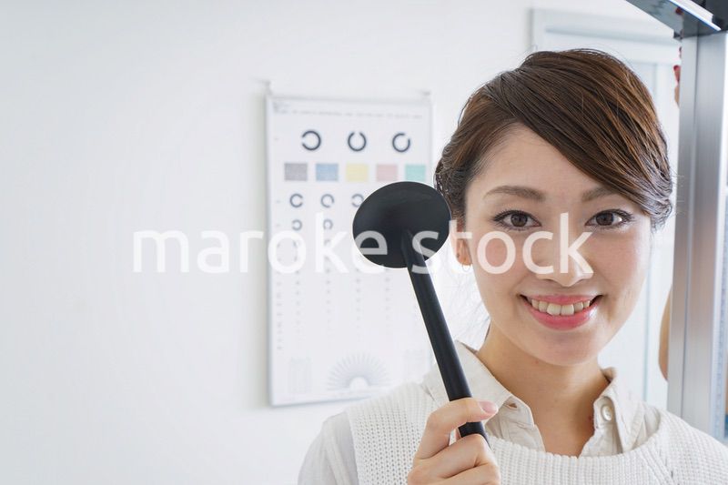視力検査をする女性