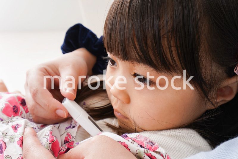 熱を測る子どもとお母さん