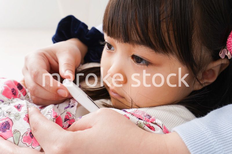 熱を測る子どもとお母さん