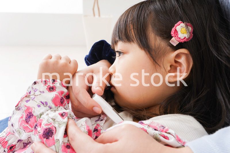 熱を測る子どもとお母さん
