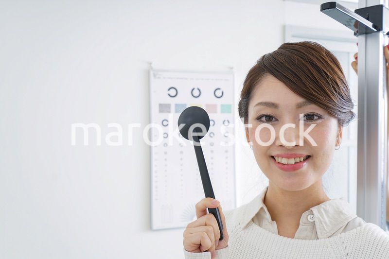 視力検査をする女性