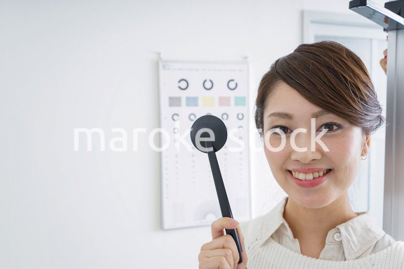 視力検査をする女性