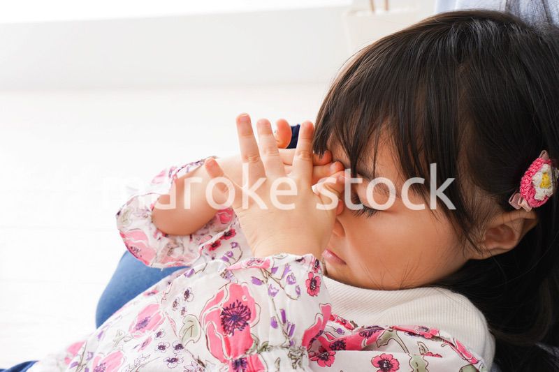 熱を測る子どもとお母さん