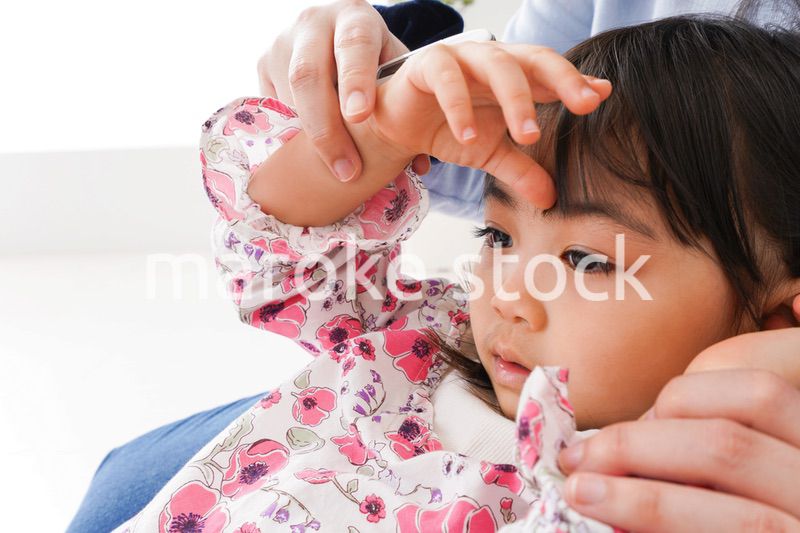 熱を測る子どもとお母さん