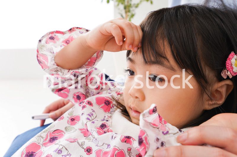 熱を測る子どもとお母さん
