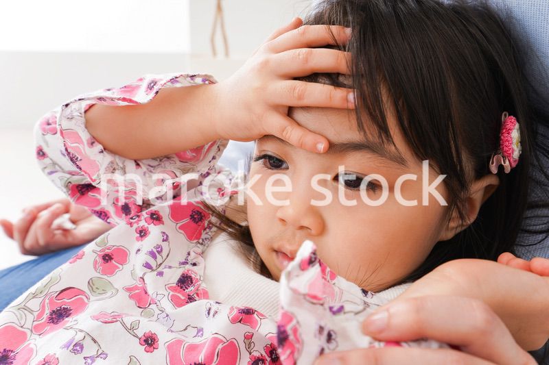 熱を測る子どもとお母さん