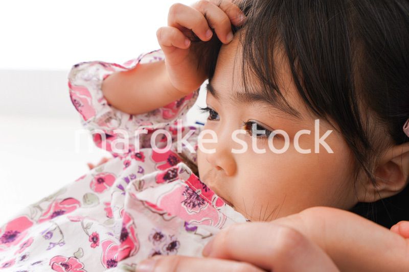 熱を測る子どもとお母さん