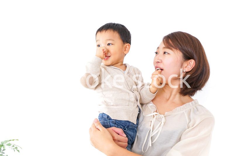男の子を抱くお母さん
