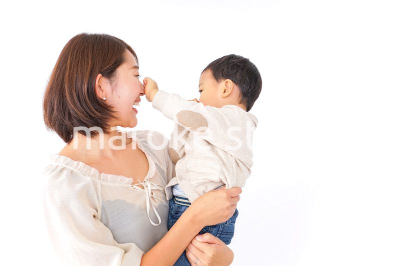 男の子を抱くお母さん