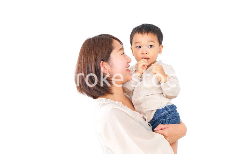 男の子を抱くお母さん