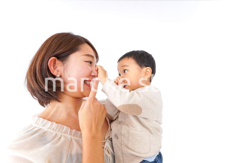 男の子を抱くお母さん