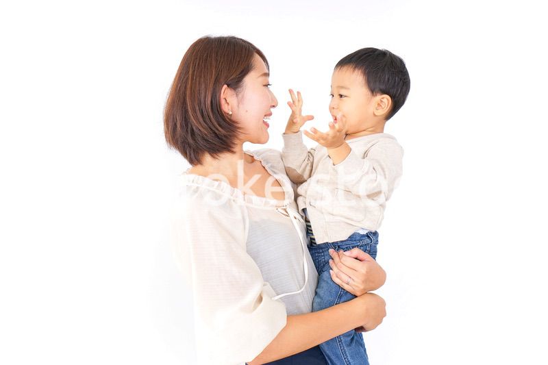 男の子を抱くお母さん