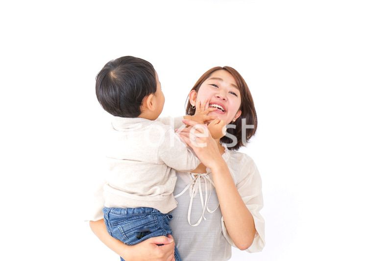 男の子を抱くお母さん