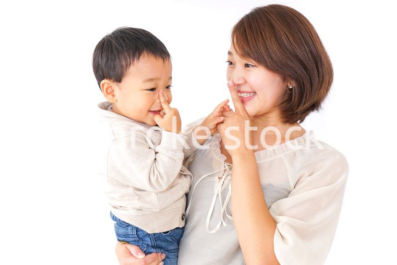 男の子を抱くお母さん