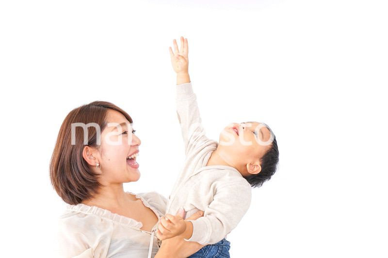 男の子を抱くお母さん