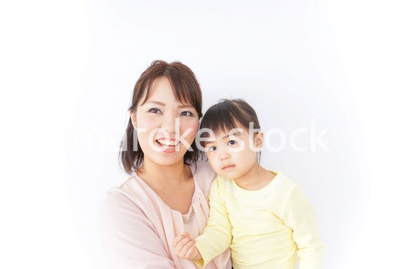 赤ちゃんを抱っこするお母さん