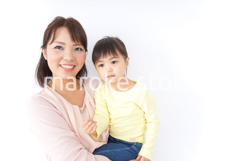 子どもを抱っこする母