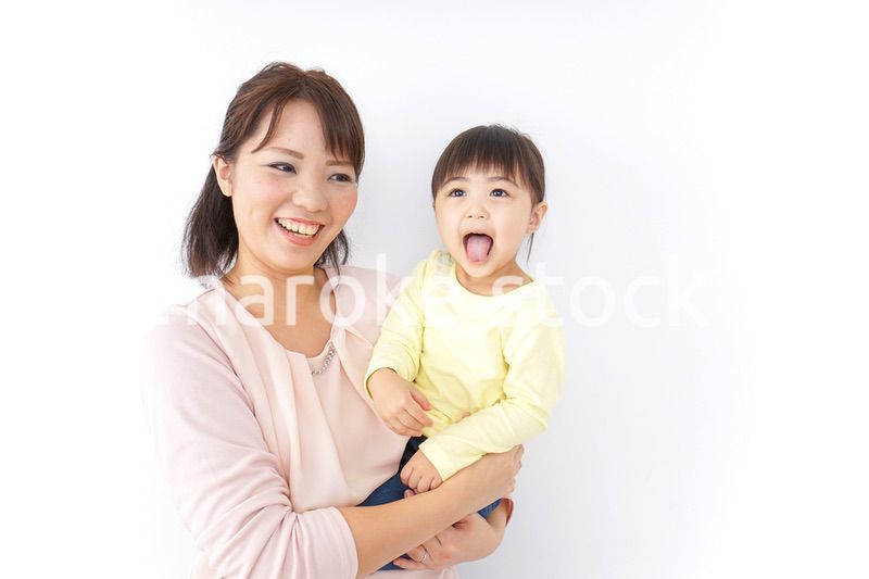 子どもを抱っこする母