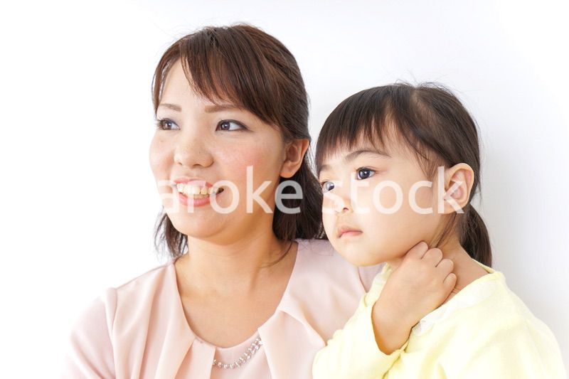 子どもを抱っこする母