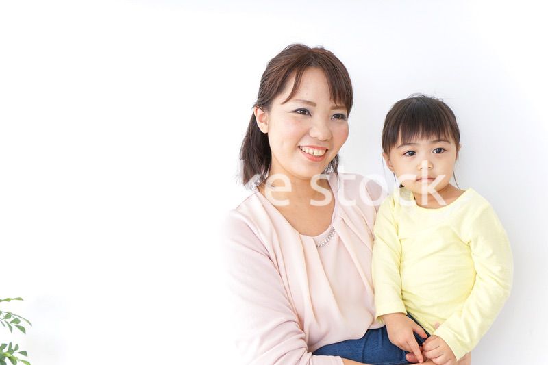 子どもを抱っこする母