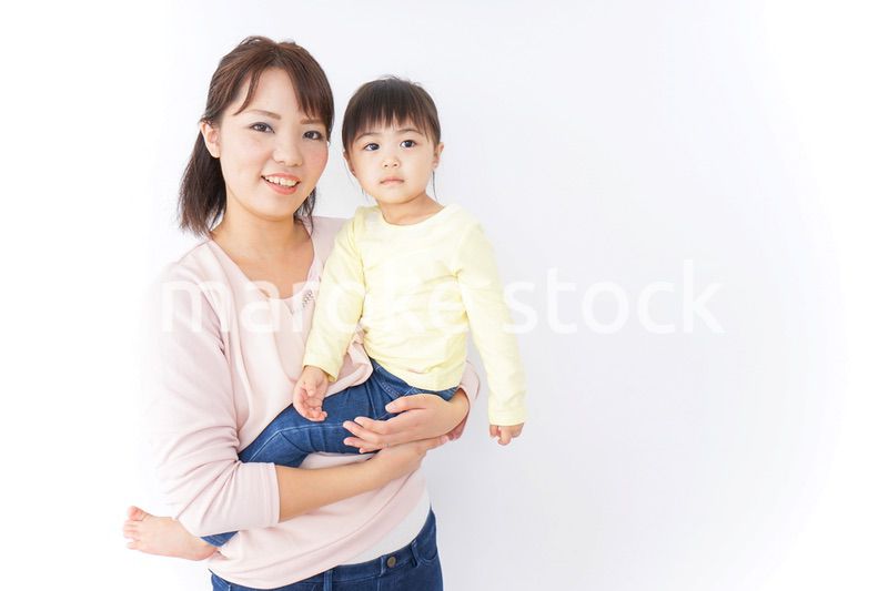 赤ちゃんを抱っこするお母さん