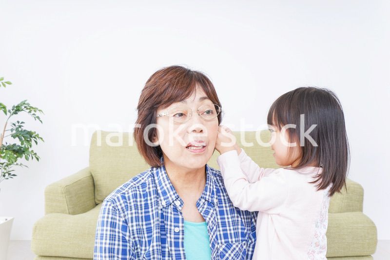 おばあちゃんと遊ぶ子供