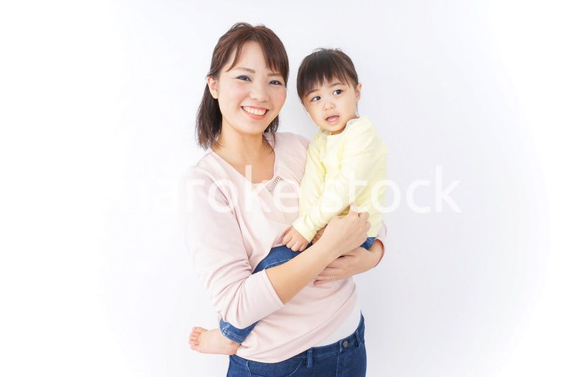 赤ちゃんを抱っこするお母さん