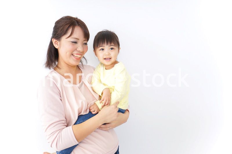 子どもを抱っこする母