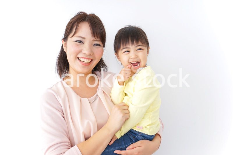 子どもを抱っこする母