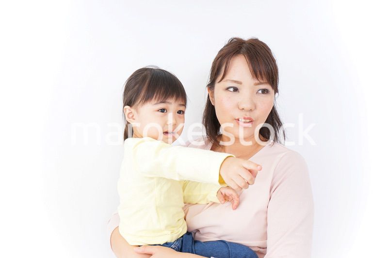 赤ちゃんを抱っこするお母さん