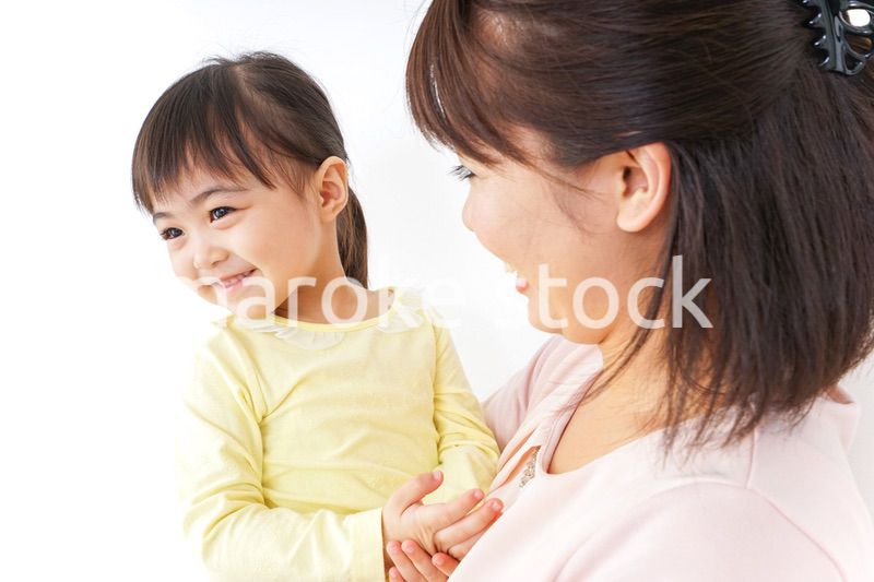 子どもを抱っこする母