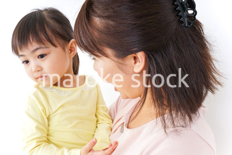 子どもを抱っこする母