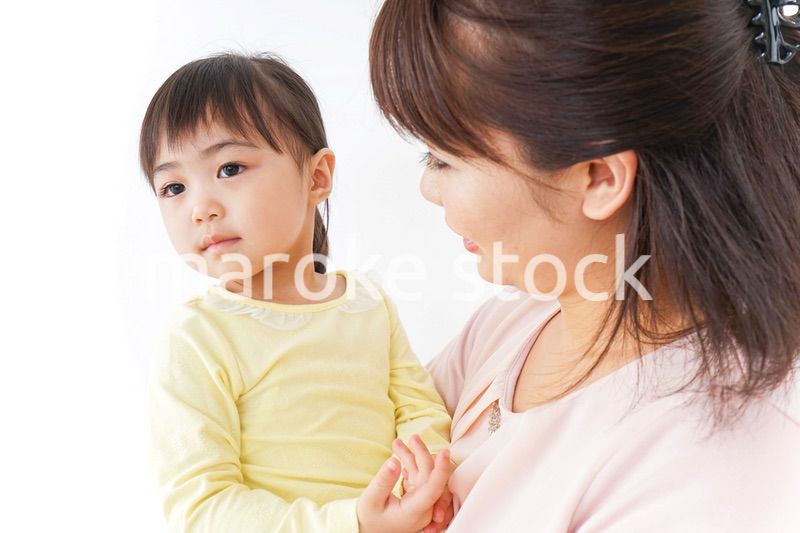 赤ちゃんを抱っこするお母さん